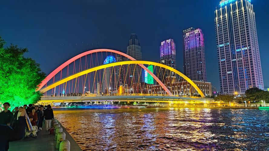 月牙虹影是哪个城市的著名景点