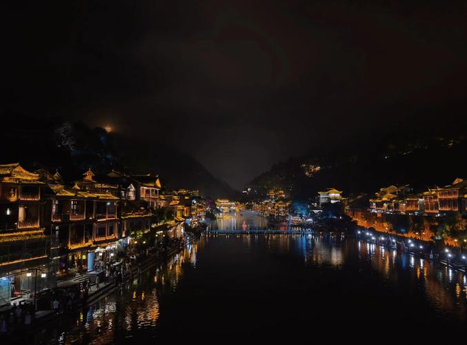 凤凰古城到重庆沿途有哪些景点