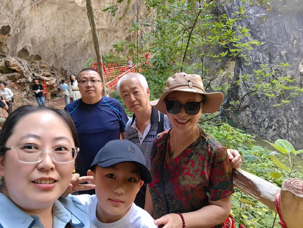 五一期间小明全家自驾游