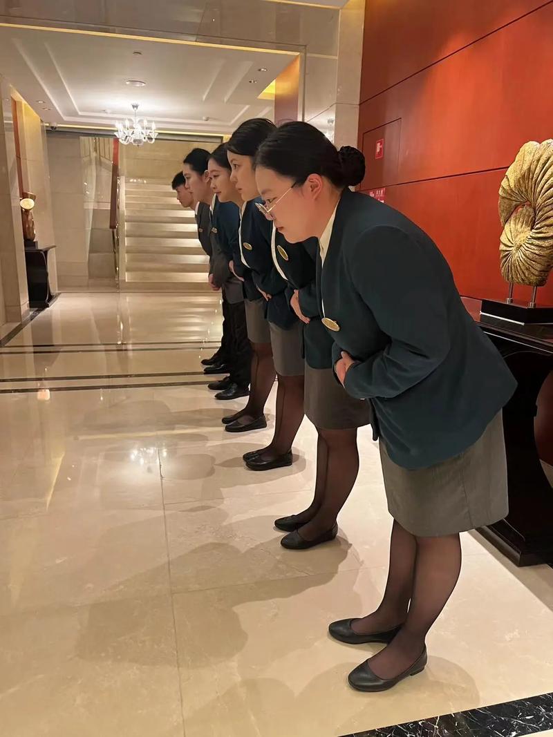 五星级酒店有多少员工