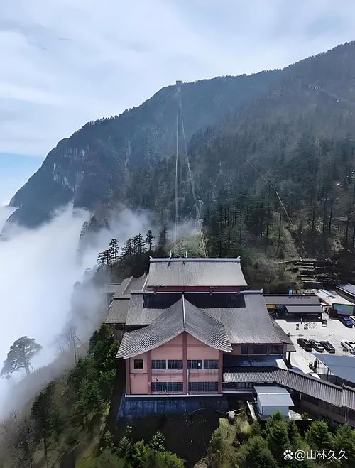 峨眉山半山腰有什么景点