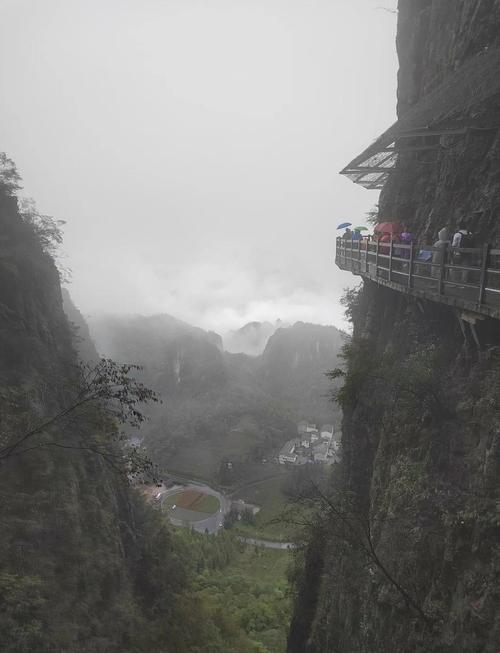 恩施大峡谷自驾游车停