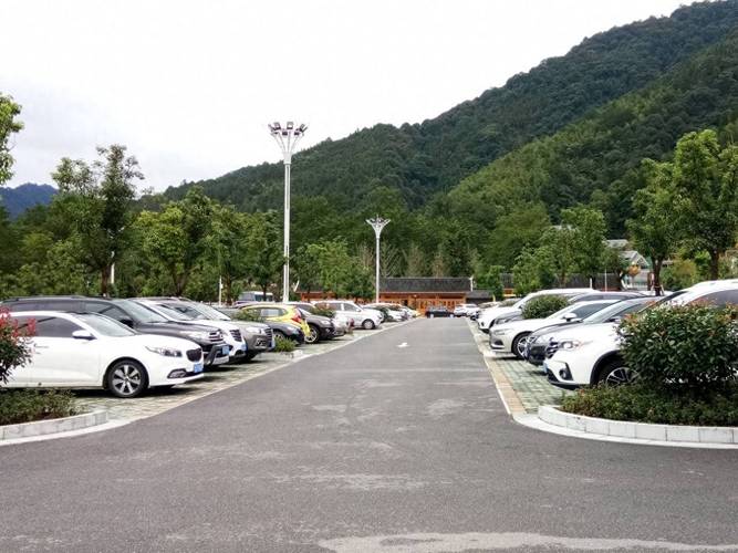 避暑山庄自驾游停车场