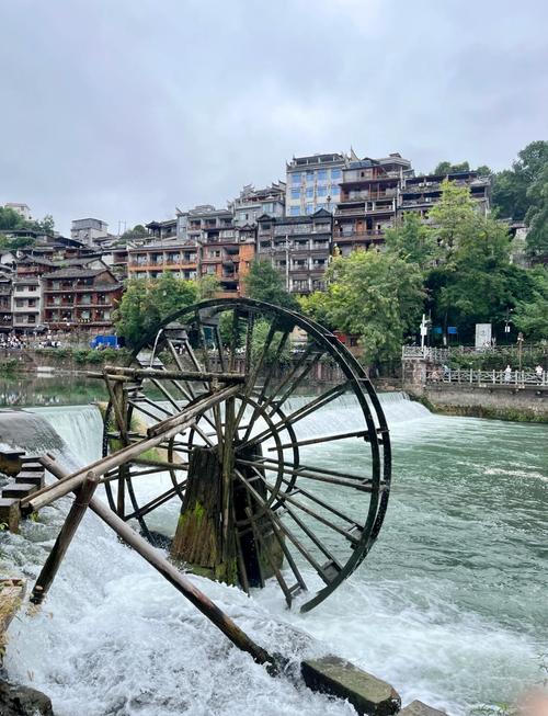 凤凰古城自驾游车停哪