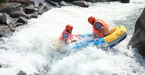 东兴野人谷漂流自驾游